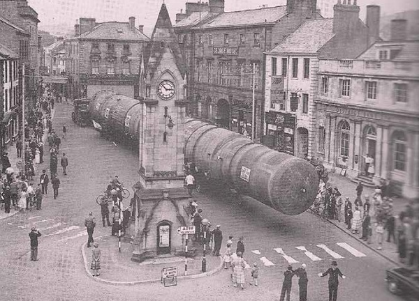 An abnormally long tanker about to negotiate ‘The Narrows’ in Penrith